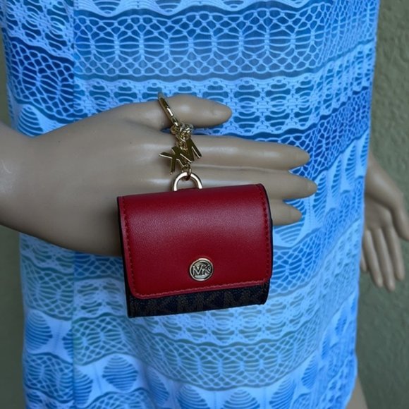 Michael Kors Jet Set Travel AirPod Case - Picture 13 of 16